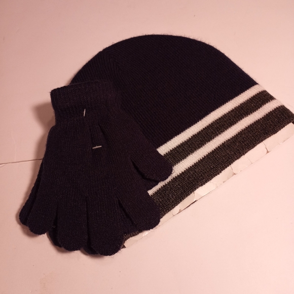 Kids Hat and Gloves - Picture 2 of 3